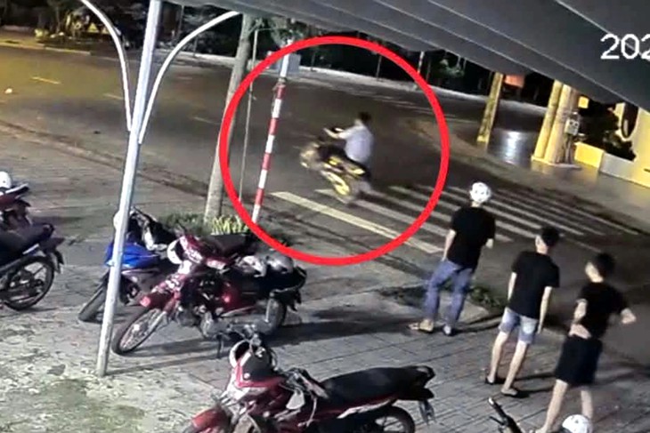 Gần 1h sáng vẫn ra đường 'bốc đầu' xe máy, công an phát hiện xe độ chế, người lái chưa đủ tuổi - Ảnh 1.
