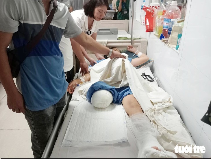 Cô giáo mầm non mất một chân sau tai nạn, hai con thơ ngóng mẹ - Ảnh 1.