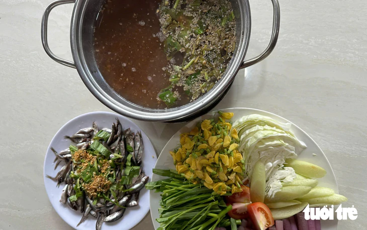 Mùa nước nổi về Tràm Chim dỡ chà, dỡ lợp, hái rau rừng, ăn cá linh - Ảnh 8.