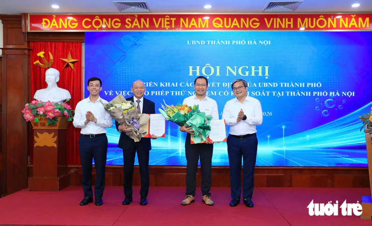 Phó chủ tịch UBND TP Hà Nội trải nghiệm đi xe ô tô tự lái lần đầu tiên thử nghiệm tại thủ đô - Ảnh 1.