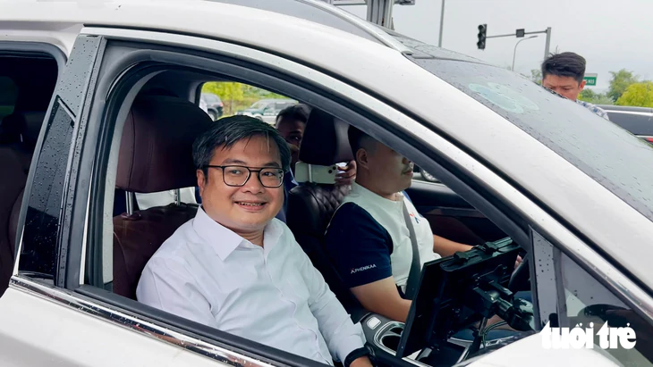 Phó chủ tịch UBND TP Hà Nội trải nghiệm đi xe ô tô tự lái lần đầu tiên thử nghiệm tại thủ đô - Ảnh 2.