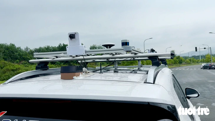 Phó chủ tịch UBND TP Hà Nội trải nghiệm đi xe ô tô tự lái lần đầu tiên thử nghiệm tại thủ đô - Ảnh 5.