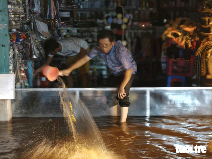 Mưa lớn, nhiều tuyến đường TP.HCM ngập nặng, người dân chật vật về nhà - Ảnh 6.