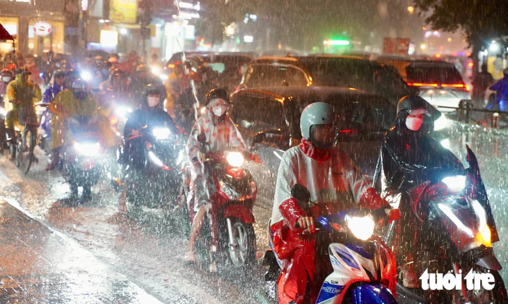 Mưa lớn, nhiều tuyến đường TP.HCM ngập nặng, người dân chật vật về nhà - Ảnh 10.