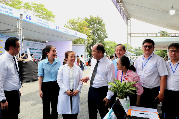 Vì sao TP.HCM đề xuất hỗ trợ đến 20 triệu đồng mỗi tháng cho bác sĩ luân phiên về trạm y tế? - Ảnh 3.