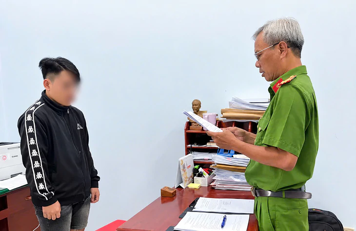 Thiếu niên 15 tuổi ở Vĩnh Long bị khởi tố về hành vi giết người và sử dụng vũ khí quân dụng - Ảnh 2.