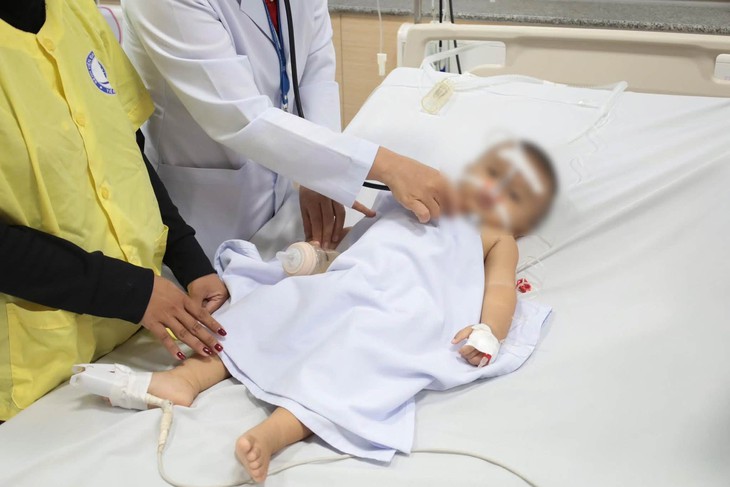 Nguy cơ sặc sữa ở trẻ 12 tháng tuổi và những điều bố mẹ cần biết - Ảnh 1.