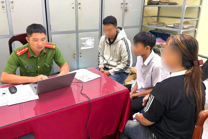 Gần 1h sáng vẫn ra đường 'bốc đầu' xe máy, công an phát hiện xe độ chế, người lái chưa đủ tuổi - Ảnh 2.