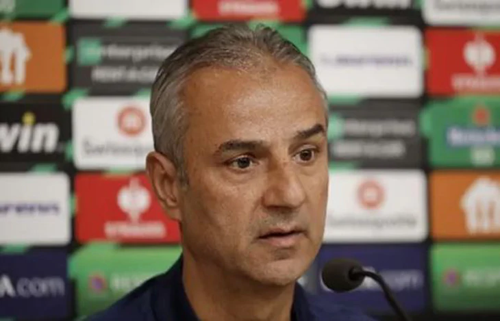 Bị cổ động viên ném chai trúng đầu, HLV Fenerbahce từ chức sau trận đấu - Ảnh 1.