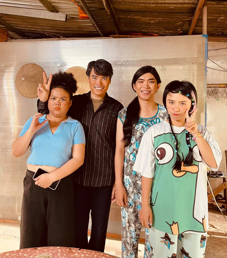 Võ Tấn Phát tía lia, chọc cười hàng triệu khán giả, ngoài đời lại sống khác bất ngờ - Ảnh 4.