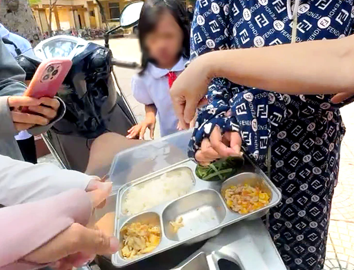 Vụ hai ngày liền gần 13h mới có cơm bán trú: Trường tổ chức ăn bán trú lại từ ngày mai - Ảnh 1.