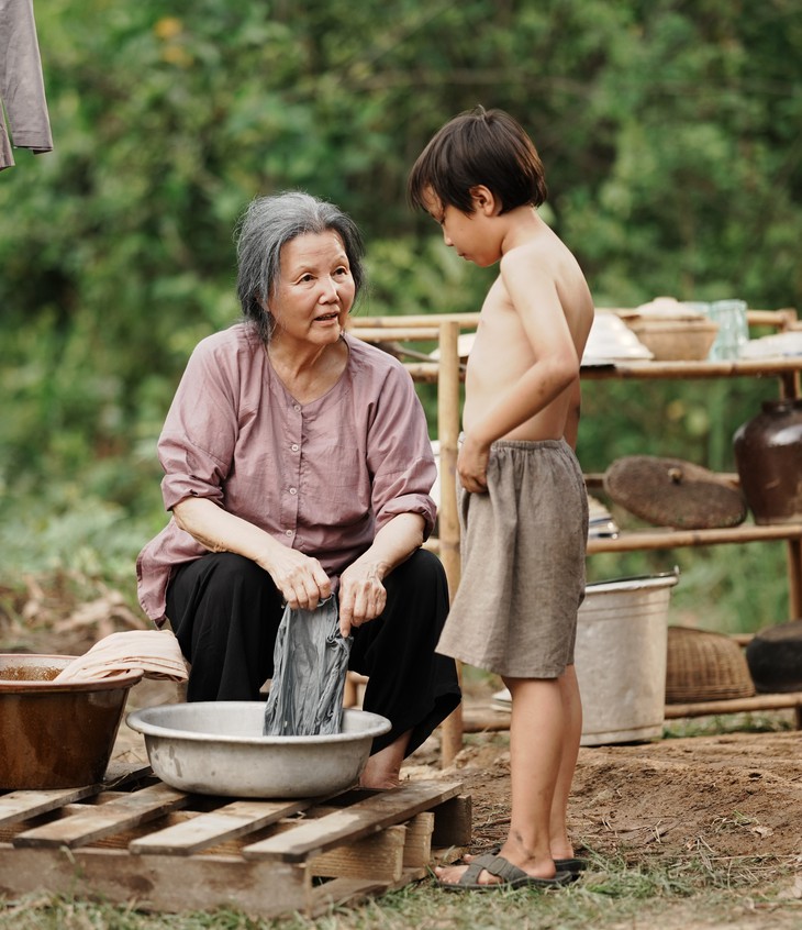 Kiều Chinh chứng minh đẳng cấp 'gừng càng già càng cay' khi trở lại ở tuổi 89  - Ảnh 3.