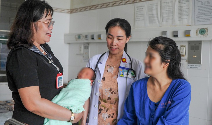 Truyền 20 đơn vị máu cứu sống sản phụ ở Cà Mau nguy kịch vì mổ lấy thai lần 5 - Ảnh 1.