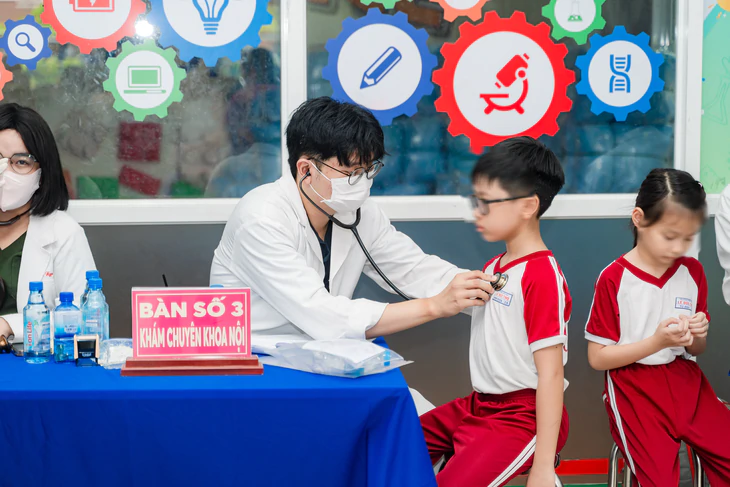 Học sinh cả nước sẽ được sàng lọc 5 nhóm bệnh, tật học đường - Ảnh 1.