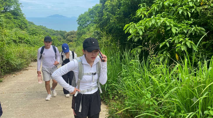 Sau tai nạn ở Mũi Nghê, Đà Nẵng nói gì về việc du khách mua tour trekking tự phát tại Sơn Trà - Ảnh 2.