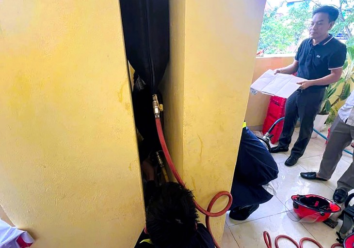 Học sinh lớp 2 mắc kẹt trong khe tường, cảnh sát giải cứu sau 30 phút - Ảnh 2.