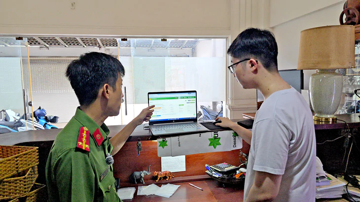 Mức phạt không khai báo lưu trú theo nghị định mới của Chính phủ - Ảnh 1.