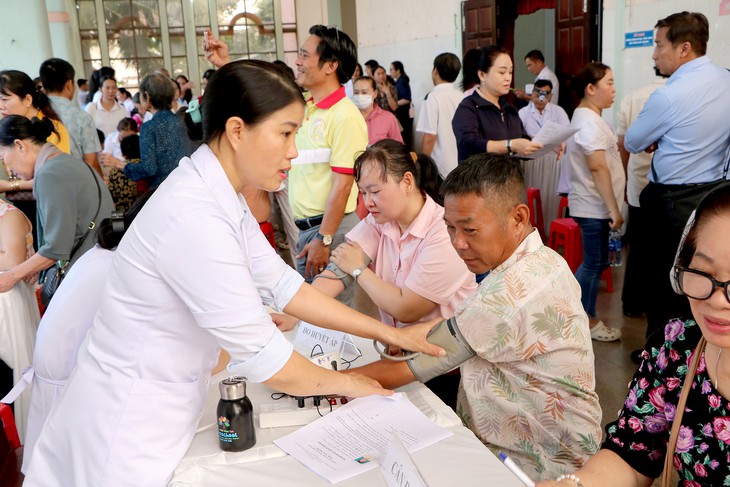 Vì sao TP.HCM đề xuất hỗ trợ đến 20 triệu đồng mỗi tháng cho bác sĩ luân phiên về trạm y tế? - Ảnh 2.