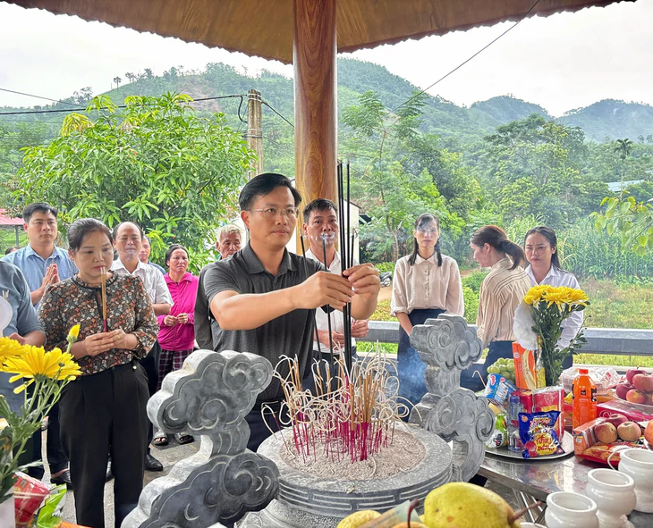 Dâng hương, tưởng niệm 67 nạn nhân trong vụ lũ quét ở Làng Nủ cách đây 2 năm - Ảnh 1.