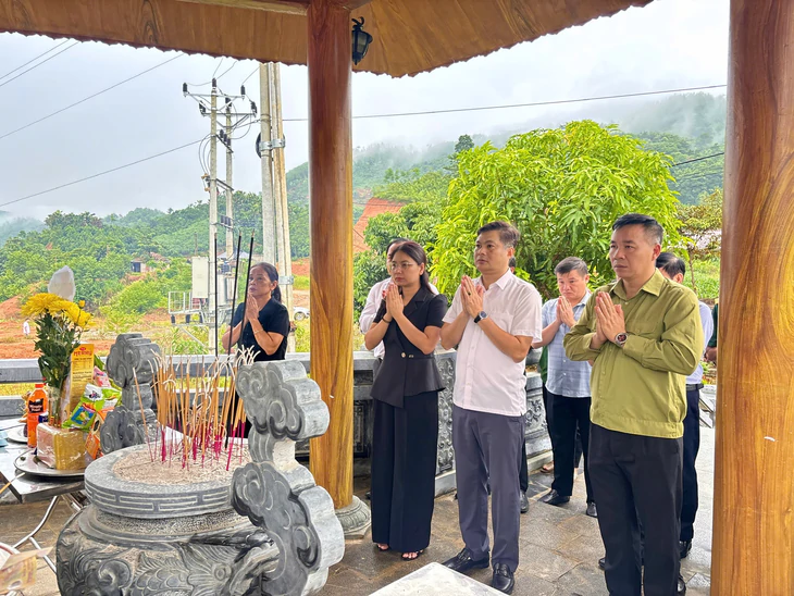 Dâng hương, tưởng niệm 67 nạn nhân trong vụ lũ quét ở Làng Nủ cách đây 2 năm - Ảnh 2.