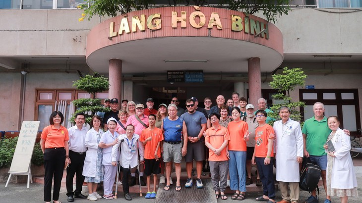Từ làng Hòa Bình đến bàn bún chả ở VAVA HCM: Những nhịp cầu hữu nghị Việt - Mỹ - Ảnh 1.