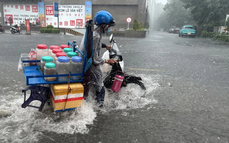 Mưa kéo dài, hầm chui nút giao An Phú TP.HCM ngập, phải đóng tạm   - Ảnh 2.