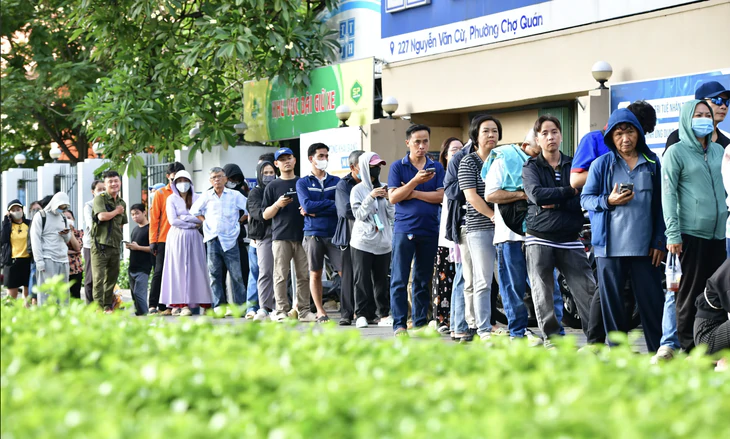 Photo sách giáo khoa cho con học: Đúng tình, nhưng có sai luật? - Ảnh 1.
