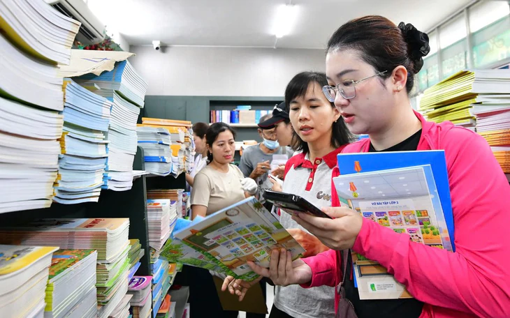 Photo sách giáo khoa cho con học tạm: Đúng tình, nhưng có sai luật? - Ảnh 1.