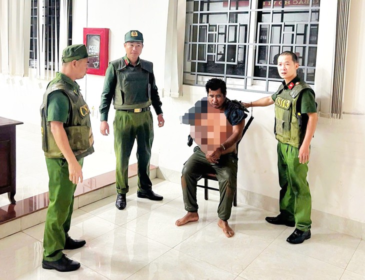 Tạm giữ người say sỉn đuổi đánh mẹ, cầm dao đâm thiếu tá công an bị thương - Ảnh 1.