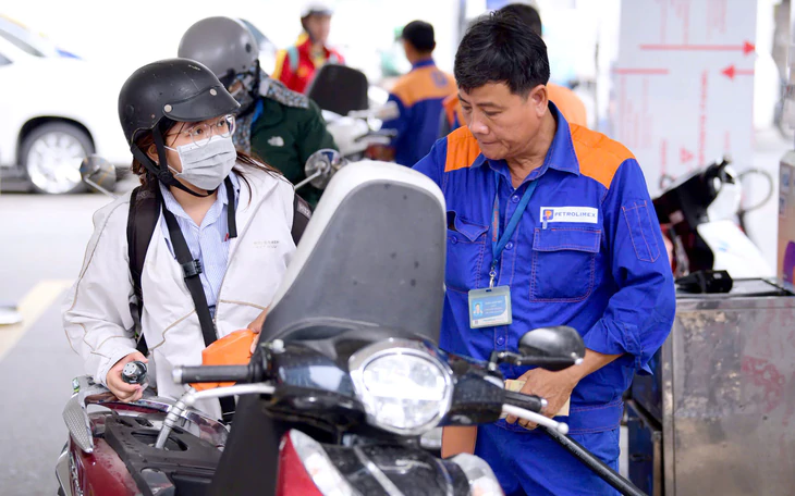 Giá dầu thế giới tăng lên gần 102 USD/thùng, chuyện gì đang xảy ra? - Ảnh 2.