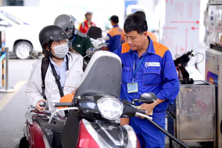 Giá xăng dầu tăng mạnh, xăng sinh học tăng cao nhất thêm hơn 1.200 đồng/lít - Ảnh 1.