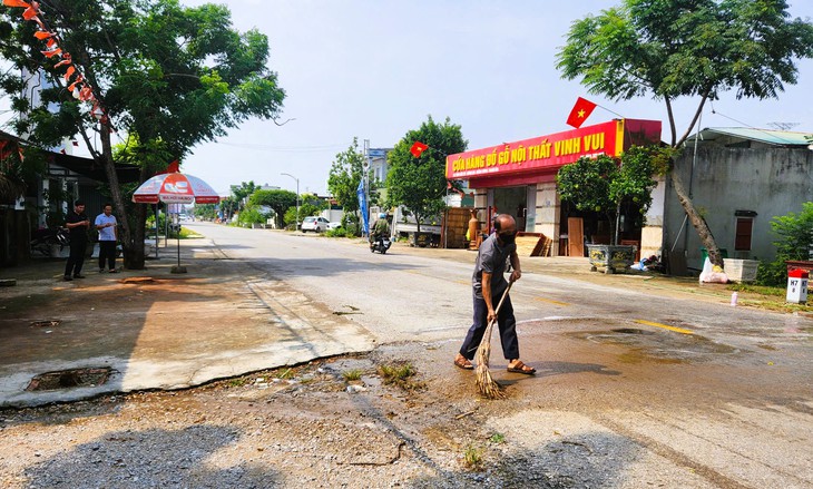 Vụ cây đổ đè chết người đi đường: Mong các địa phương có quy định chặt chẽ hơn để người đi đường không còn gặp nguy hiểm? - Ảnh 3.