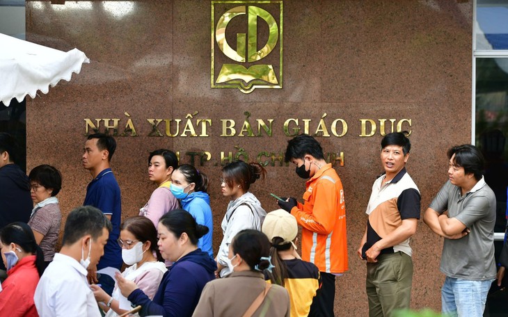 Bộ GD-ĐT: Rà từng học sinh còn thiếu sách giáo khoa, giám đốc Sở chịu trách nhiệm - Ảnh 2.