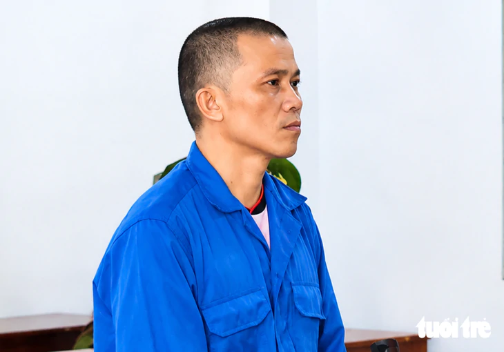 Lãnh 4 năm tù vì dọa chém, khống chế thẩm phán và thư ký tòa đi thẩm định tài sản - Ảnh 1.