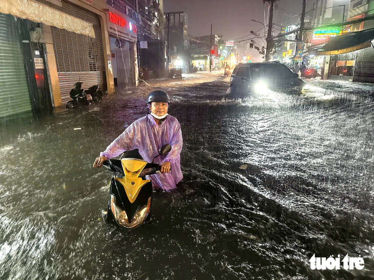 Hôm qua lượng mưa lớn nhất tại TP.HCM, hôm nay tiếp tục mưa to - Ảnh 2.