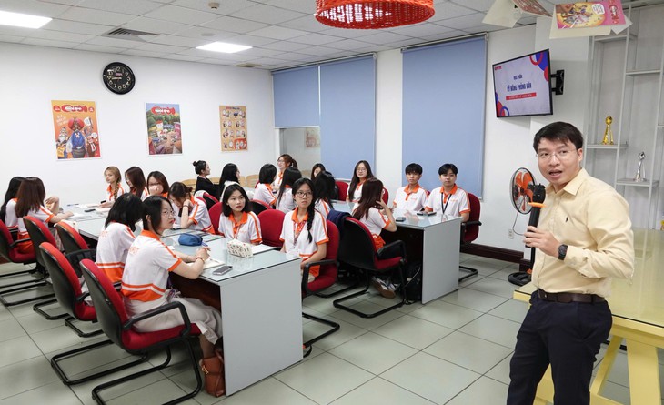 Sinh viên Trường đại học Ngoại ngữ - Tin học TP.HCM học thực hành tại báo Tuổi Trẻ - Ảnh 1.