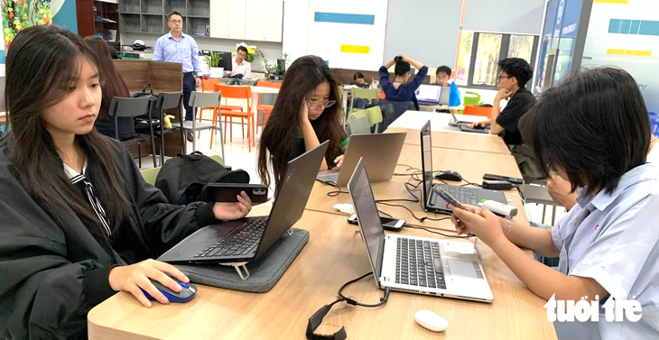 Tân sinh viên Đại học Quốc gia TP.HCM có thể học trước kiến thức nền qua VNU-MOOC - Ảnh 1.
