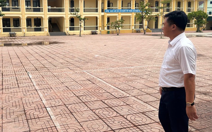 Cận cảnh lớp học 28 năm phải căng bạt, giám đốc sở mục sở thị 'giật mình' - Ảnh 15.