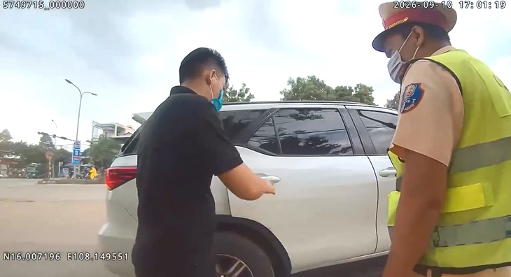 CSGT ‘tuýt còi’ xe ghép chặng Quảng Ngãi - Đà Nẵng, tài xế nhận 300.000 đồng/khách - Ảnh 1.
