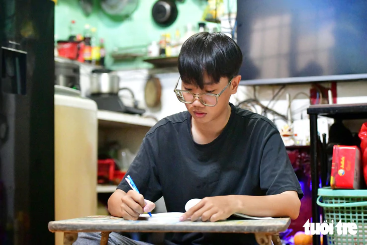 Chạy xe ôm kiếm tiền vì không có cha mẹ, vẫn đậu Đại học Kinh tế TP.HCM - Ảnh 2.