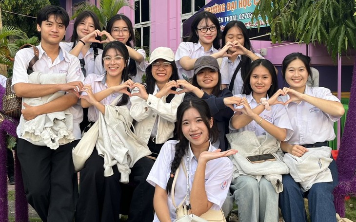 Trường đại học Cửu Long khai giảng năm học,khen thưởng và tặng học bổng hơn 9 tỉ đồng cho tân sinh viên - Ảnh 2.