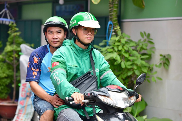 Chạy xe ôm kiếm tiền vì không có cha mẹ, vẫn đậu Đại học Kinh tế TP.HCM - Ảnh 7.