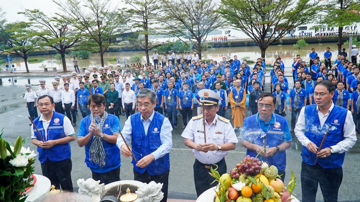 Đoàn Đại biểu TP.HCM đi thăm cán bộ, chiến sĩ và nhân dân tại các đảo trên biển Tây Nam và Nhà giàn DK1/10 - Ảnh 2.