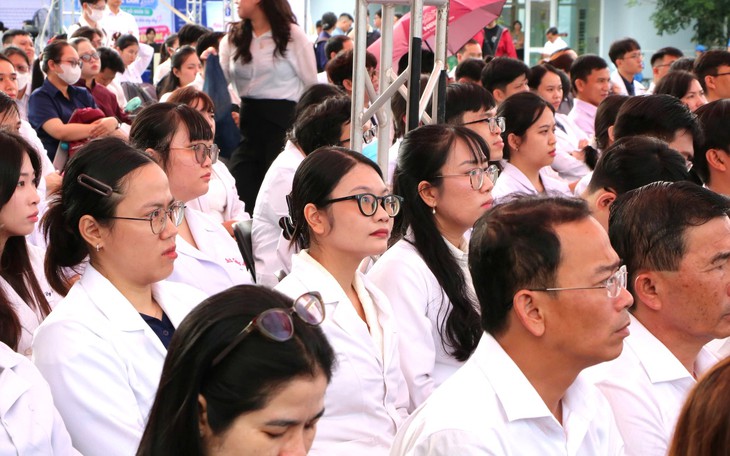Giám đốc Sở Y tế TP.HCM: Người dân vào trạm y tế, phía sau đã có cả bệnh viện chuyên sâu hỗ trợ - Ảnh 1.