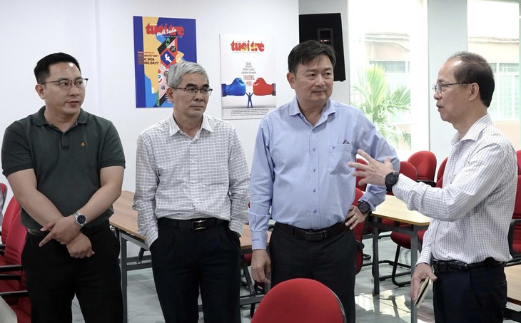 Sinh viên Trường đại học Ngoại ngữ - Tin học TP.HCM học thực hành tại báo Tuổi Trẻ - Ảnh 2.