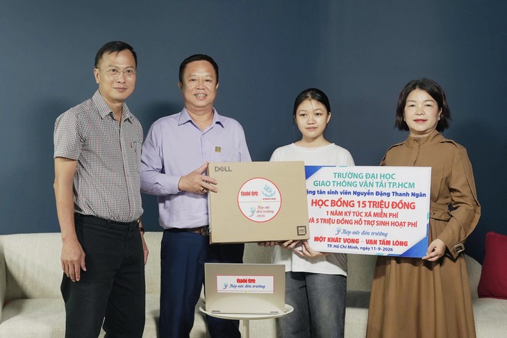Sinh viên có cha khiếm thị nhận ngay học bổng và laptop: 'Tôi mừng không nói nên lời' - Ảnh 1.