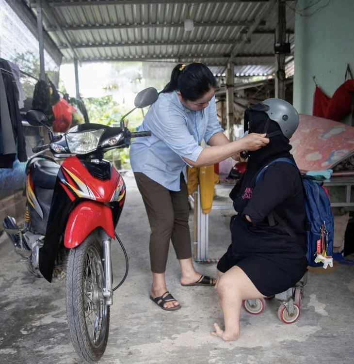 Thư đăng ký học bổng tự viết trên máy tính của tân sinh viên khiếm khuyết tay chân - Ảnh 6.