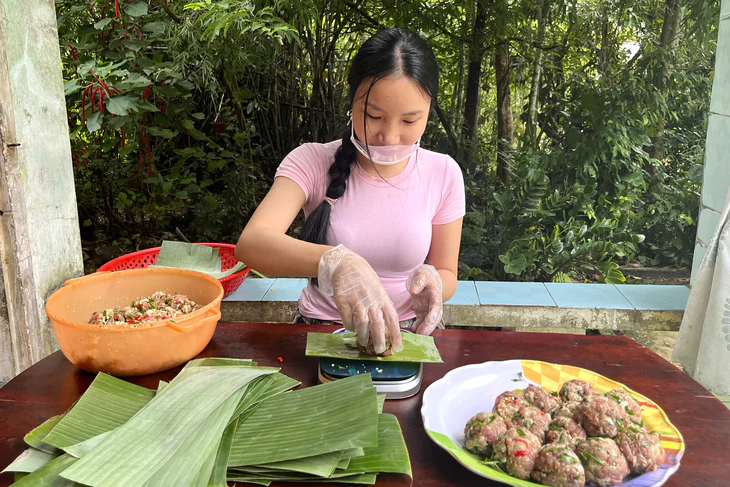 Không đợi Tết: Người trẻ làm gì để nem Quảng “vượt sóng” mạng xã hội? - Ảnh 5.