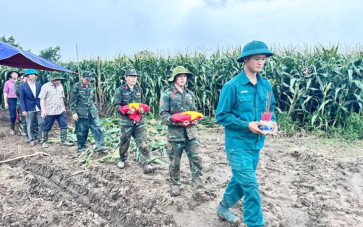 Phát hiện lọ thủy tinh chứa mảnh giấy ghi thông tin quan trọng về tên tuổi, quê quán, ngày hi sinh của liệt sĩ - Ảnh 2.