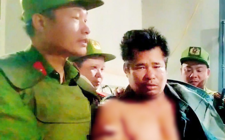 Khởi tố 'nghịch tử' say xỉn đánh mẹ, cầm dao đâm Cảnh sát 113 - Ảnh 2.